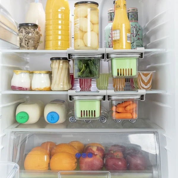 4 matbeholdere i et kjøleskap