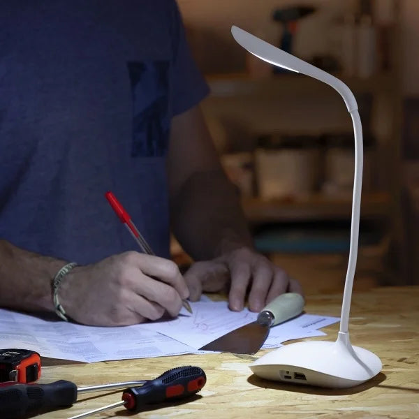 En mann som bruker lampen i en garasje