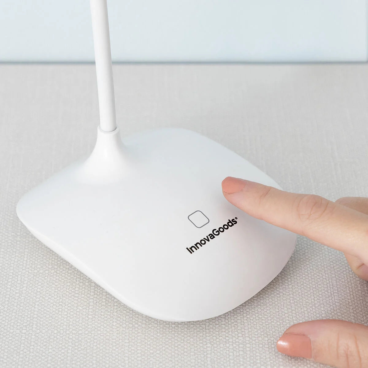 Lampen skrus på med et enkelt trykk