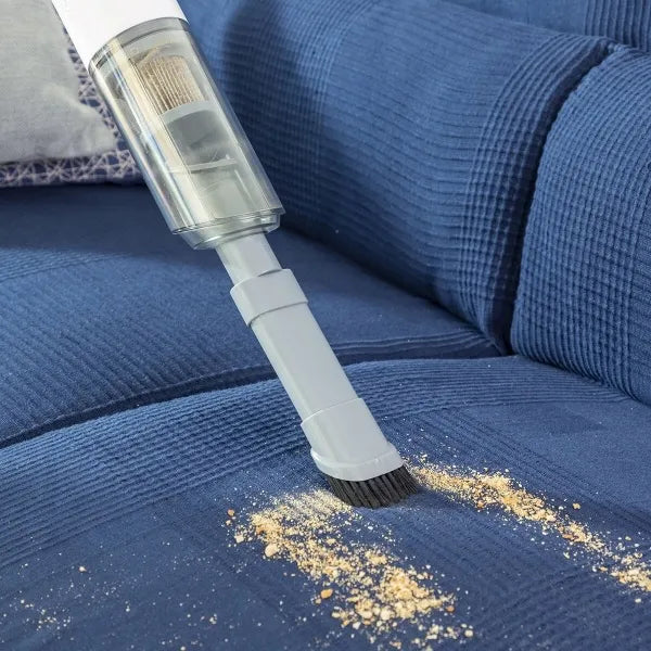 Støvsugeren renser smuler på sofaen