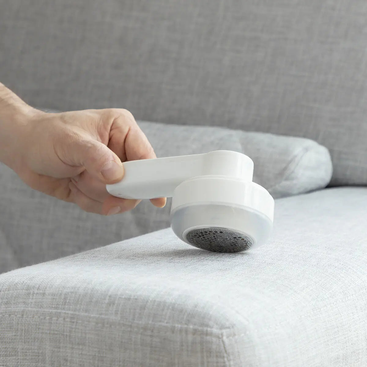 Nuppefjerner tar vare på sofaen