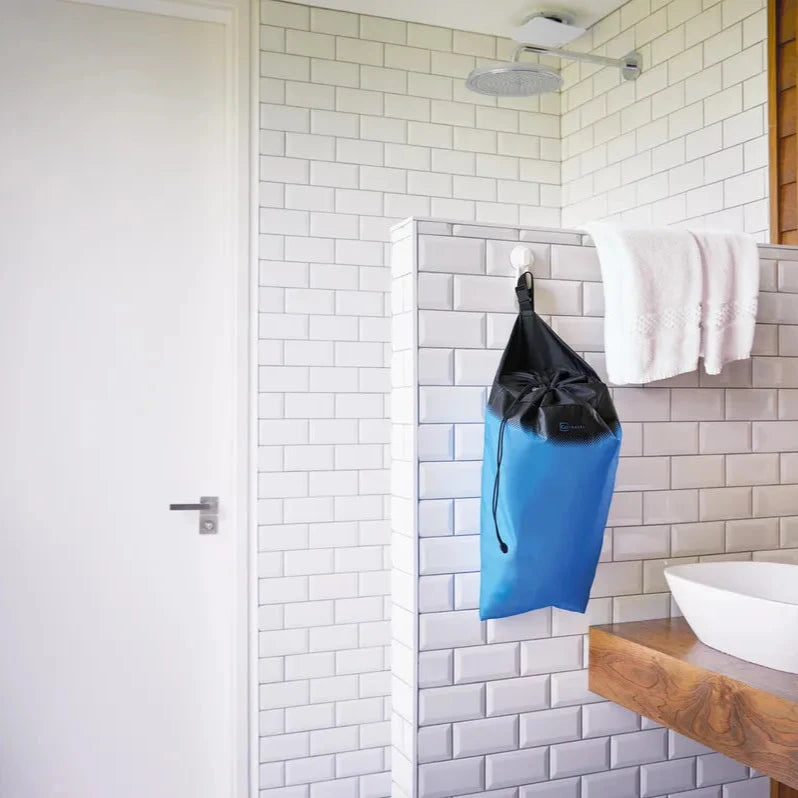 Skittentøyspose hengt opp på badet