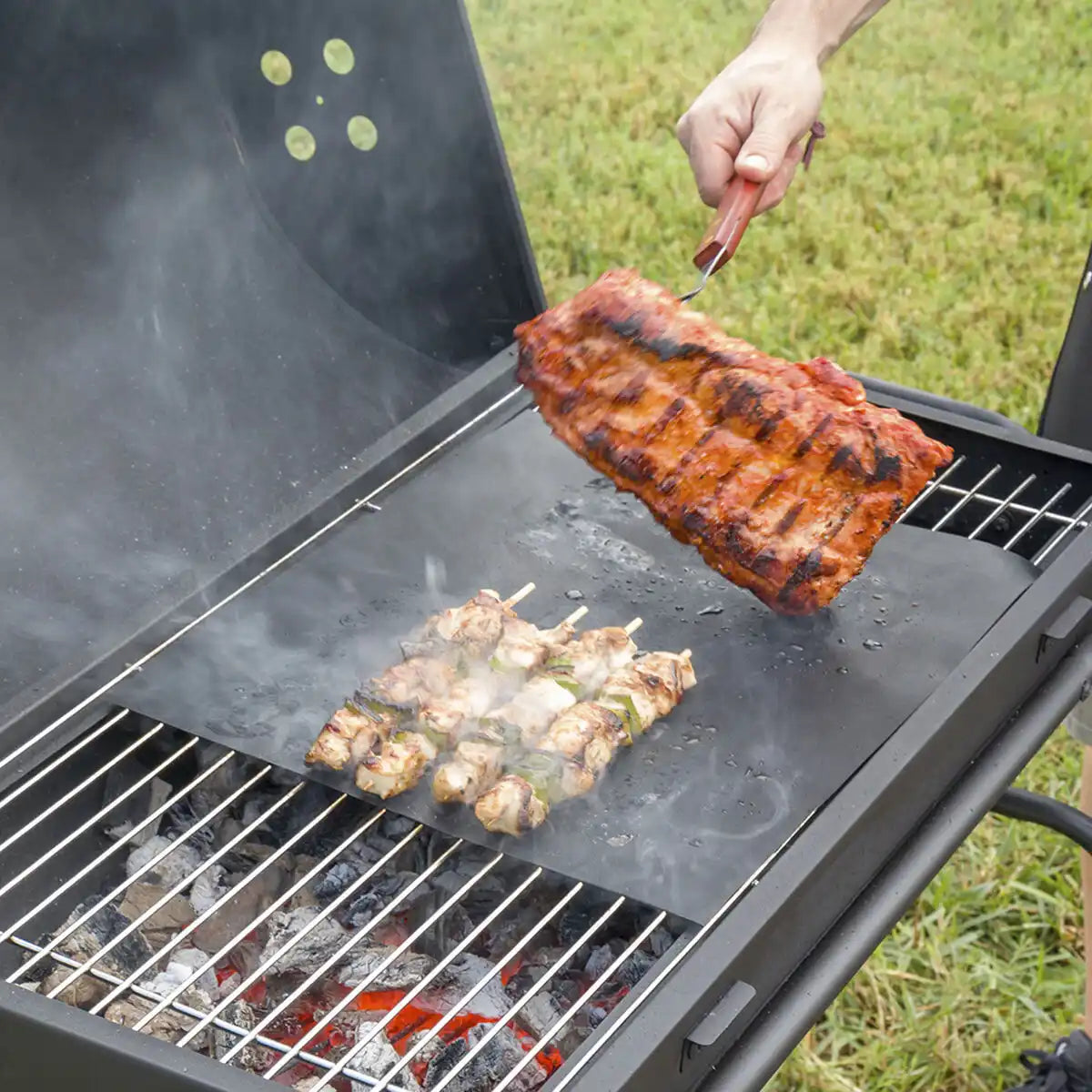 Grillmatte i bruk med flere typer kjøtt