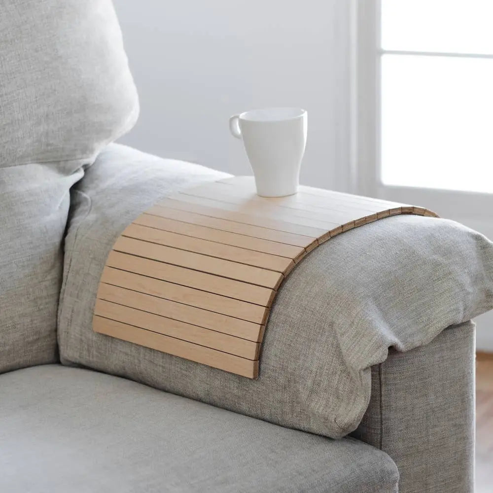 Sofabrett i lyst tre med en hvit kaffekopp