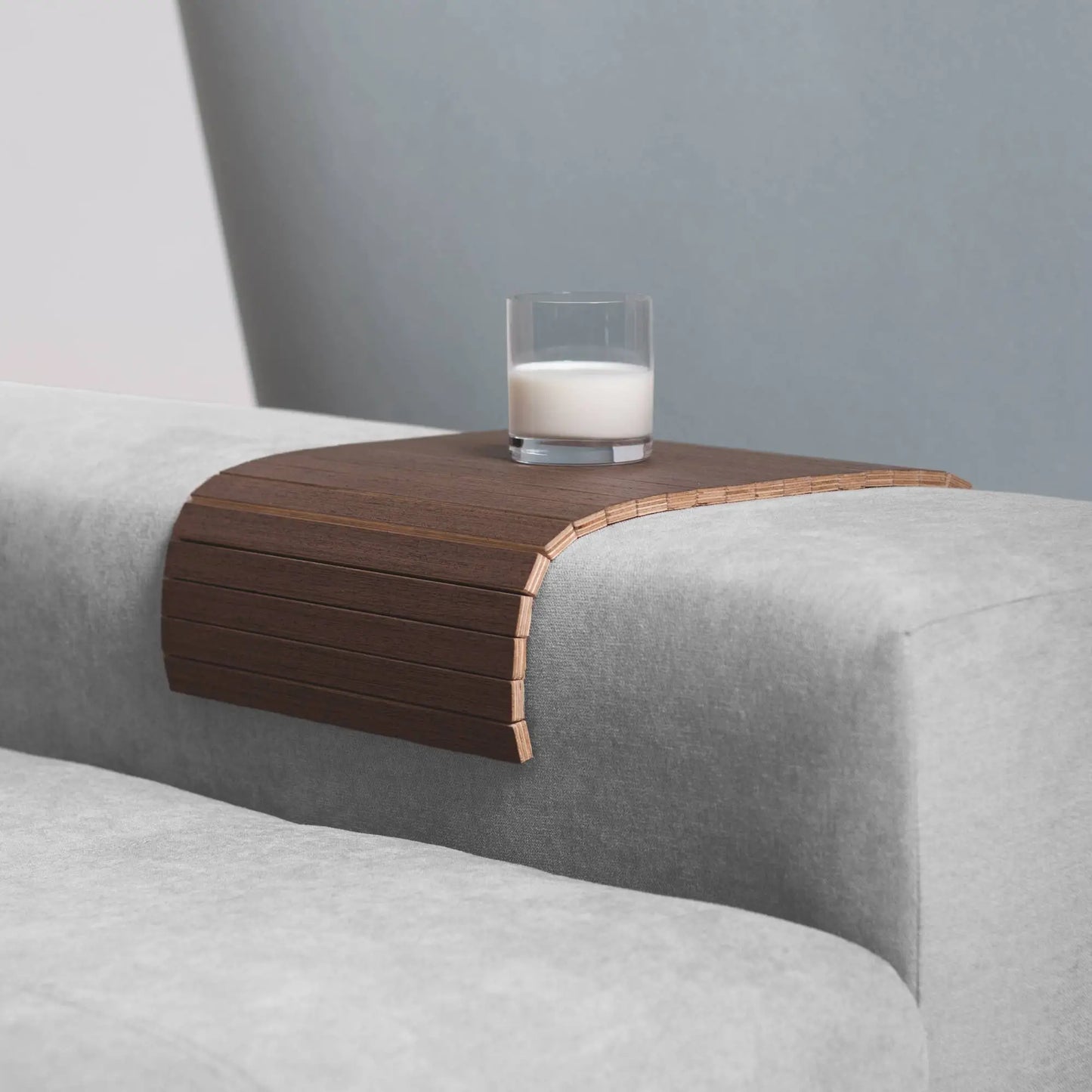Sofabrett med et glass melk i wenge farge