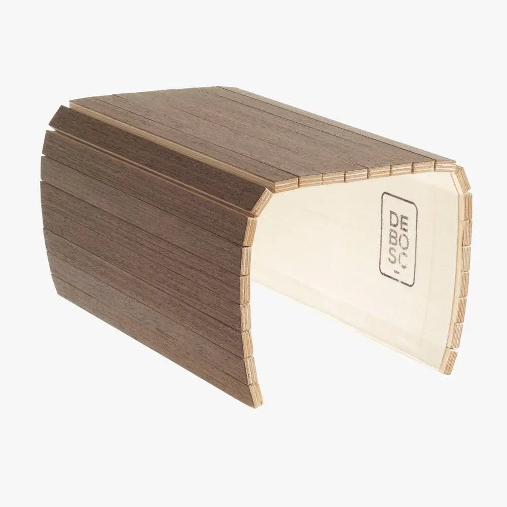 Et elegant brett for sofa i wenge farge