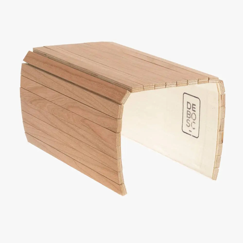 Et elegant sofabrett i kirsebærtre farge