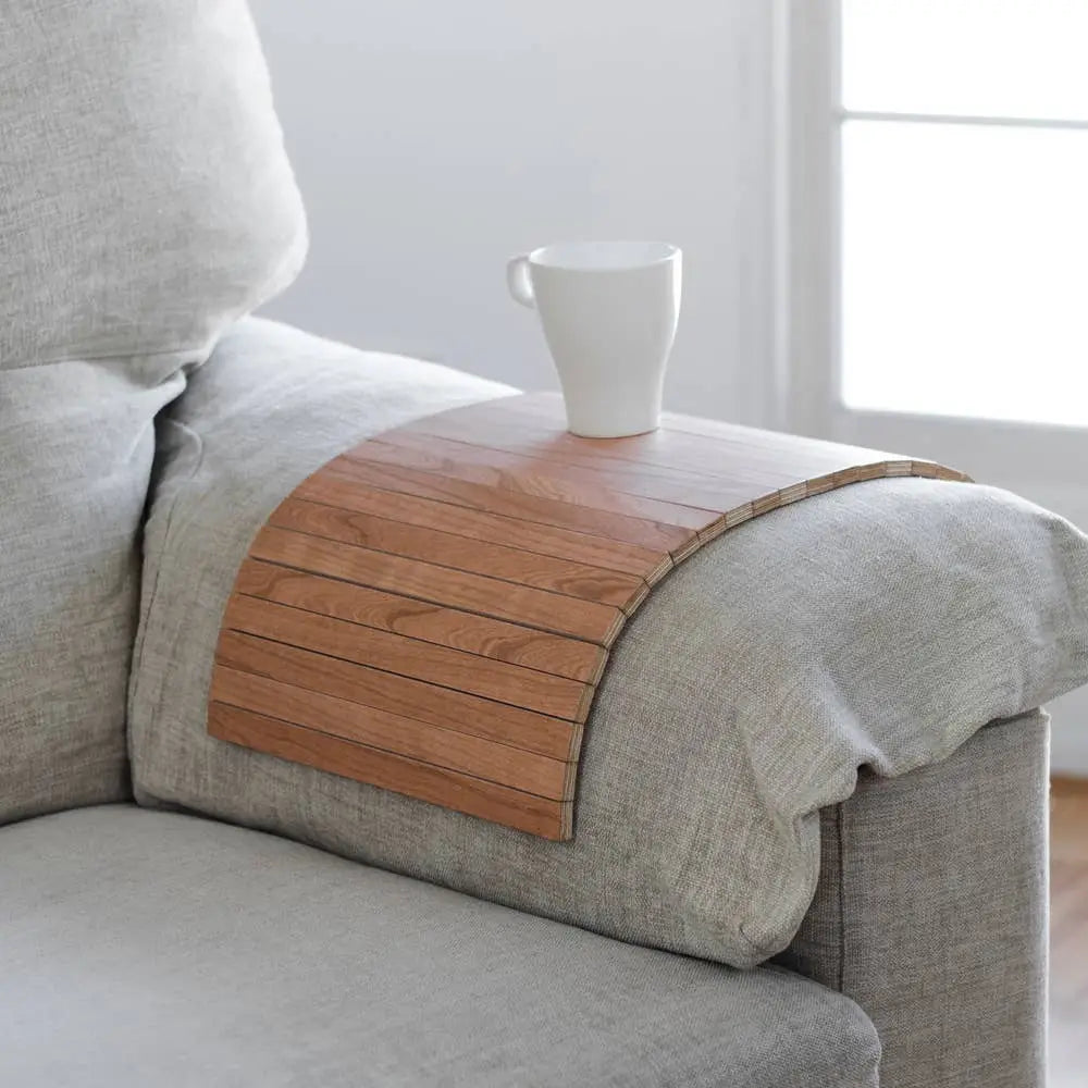 Sofabrett med en hvit kaffekopp