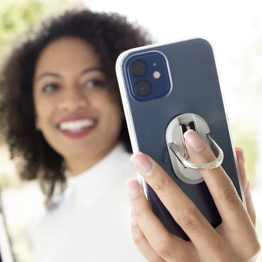 En dame som tar en selfie mens hun bruker mobilholderen