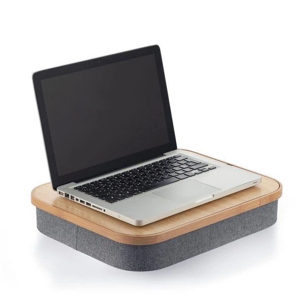En laptop som ligger på det bærbare bordet