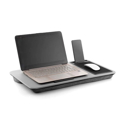 Skrivebordet med laptop, telefon og mus