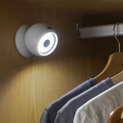 LED-lyset i et garderobeskap