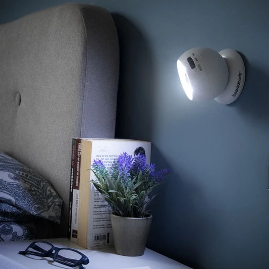 LED-lyset med bevegelsessensor festet på en vegg ved siden av en seng