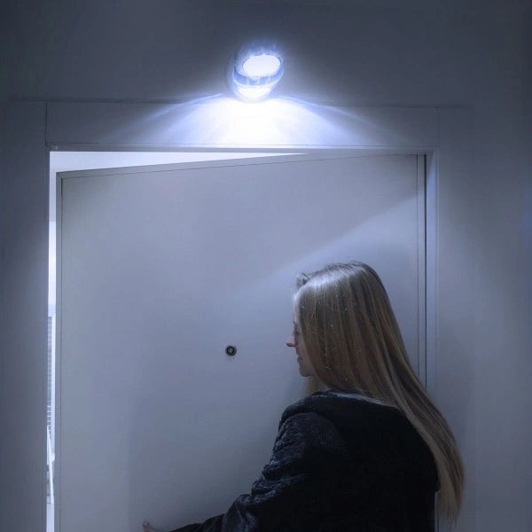 LED-lyset med bevegelsessensor montert over inngangsdøren