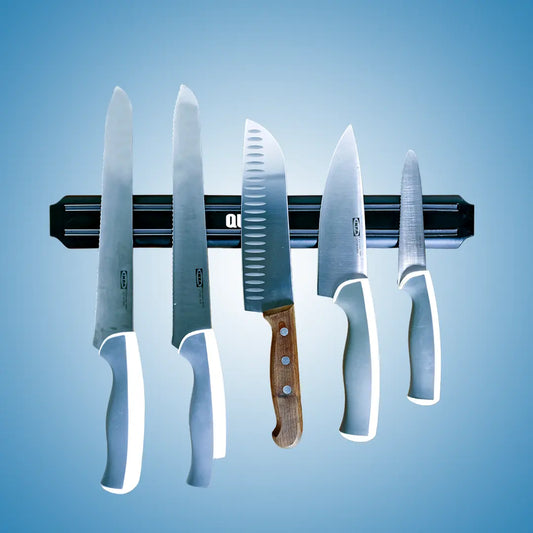 Magnetisk knivholder med 5 forskjellige kniver festet på den