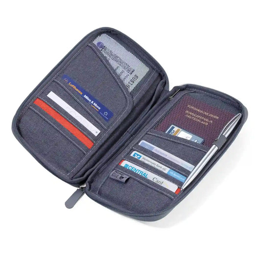 Grå reiselommebok med passholder med kredittkort og pass
