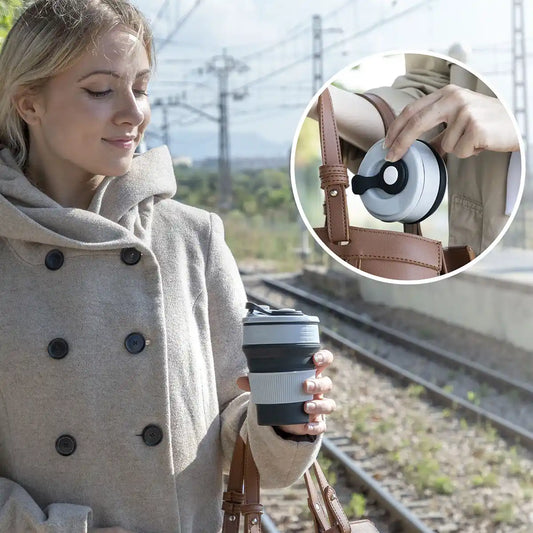 En dame med den smarte koppen venter på et tog