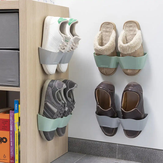 4 par sko oppbevart i selvklebende skoholdere i et hjem