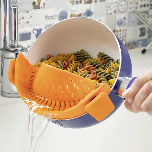 En kasserolle med pasta og en silikon dørslag
