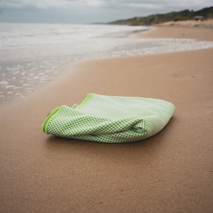 Reisehåndkle på stranden brettet