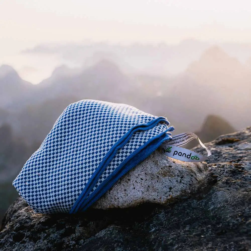 Reisehåndkle på en stein på fjellet