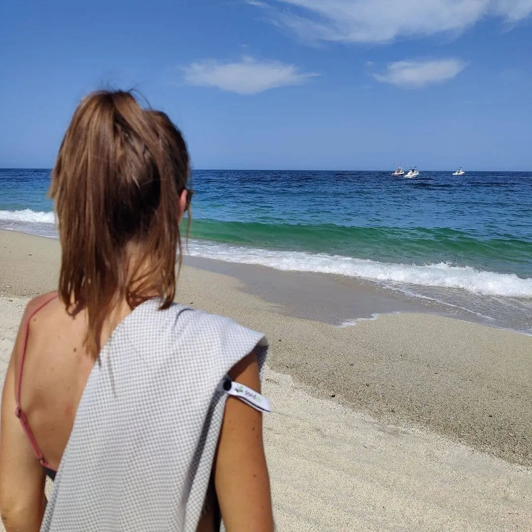 Reisehåndkle over skuldren åp ferie på en sandstrand