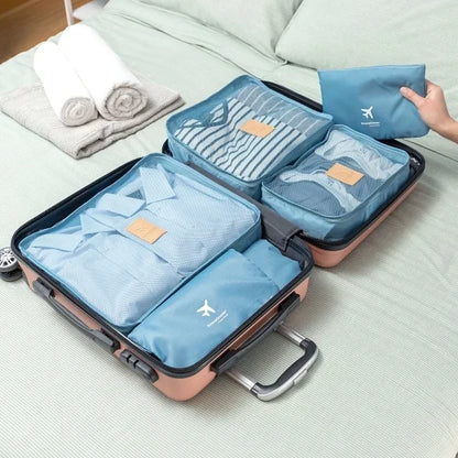Pakkeposer pent organisert i en liten koffert