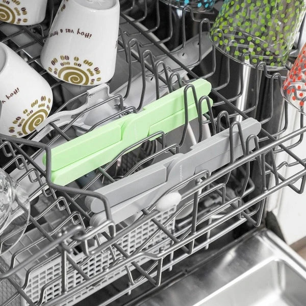 En grå og en grønn gryteunderlag som vaskes i en oppvaskmaskin