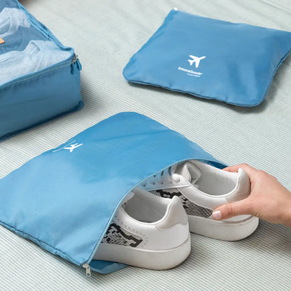 Et par sko i en blå pakkepose med glidelås 