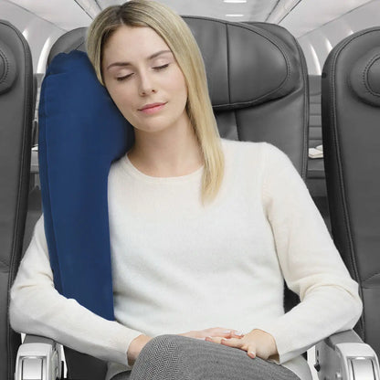 En kvinne som sover på puten på et fly