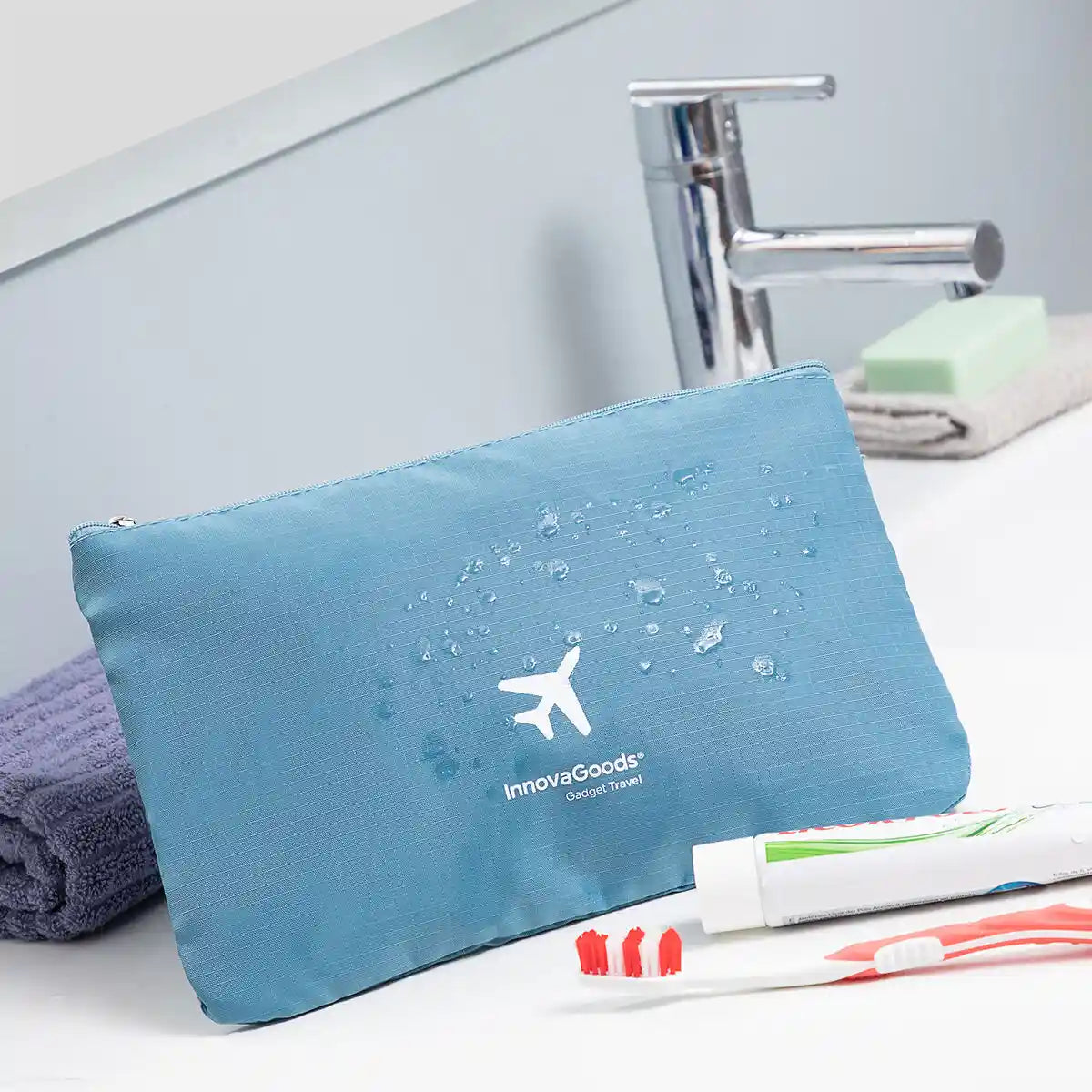 En blå pakkepose med glidelås på et bad