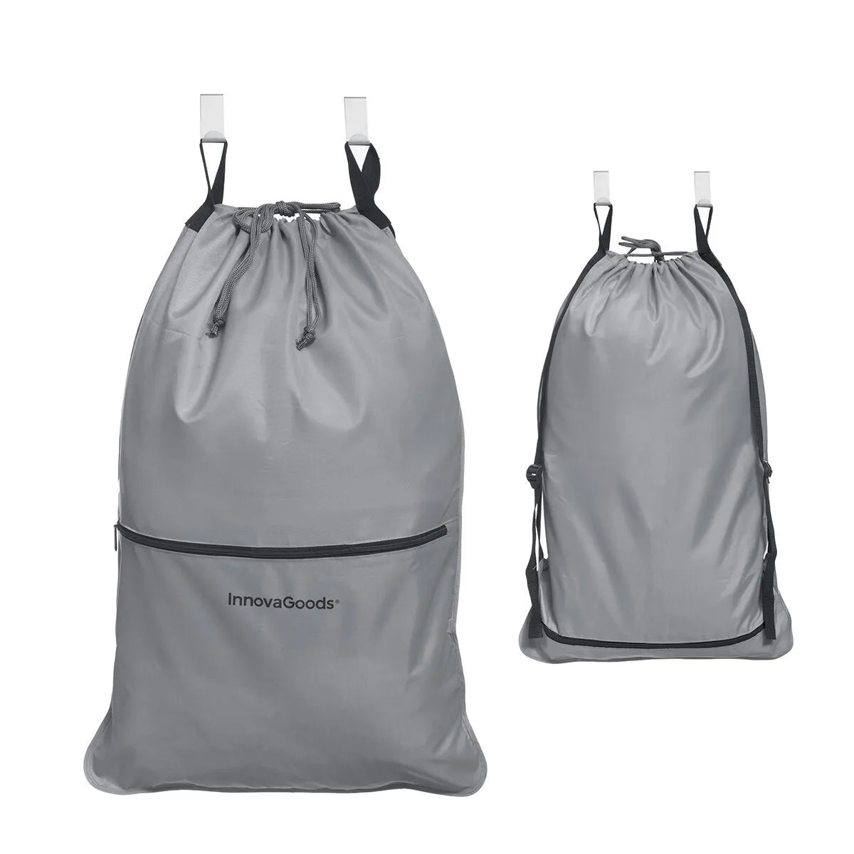 En grå skittentøyssekk med 2 kroker for oppheng og enkel mulighet for å bære den på ryggen