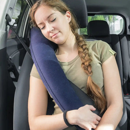 En dame som sover komfortabelt i bilen