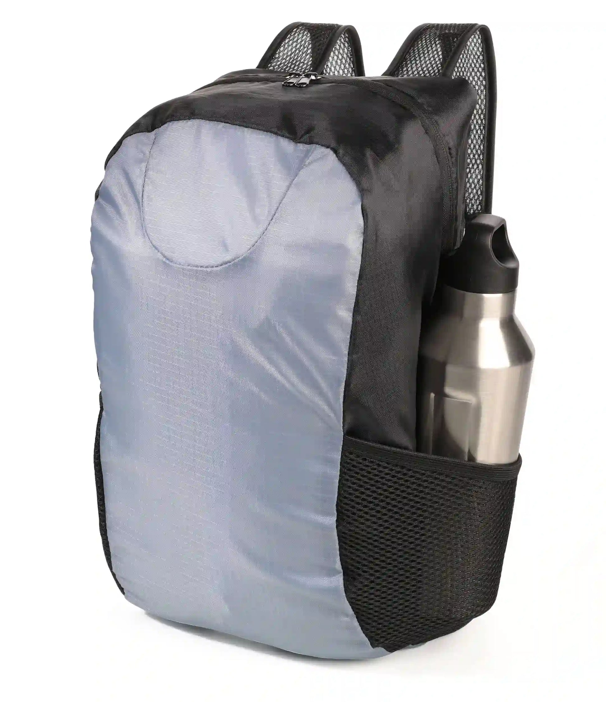 Sammenleggbar ryggsekk i grå farge med en vannflaske